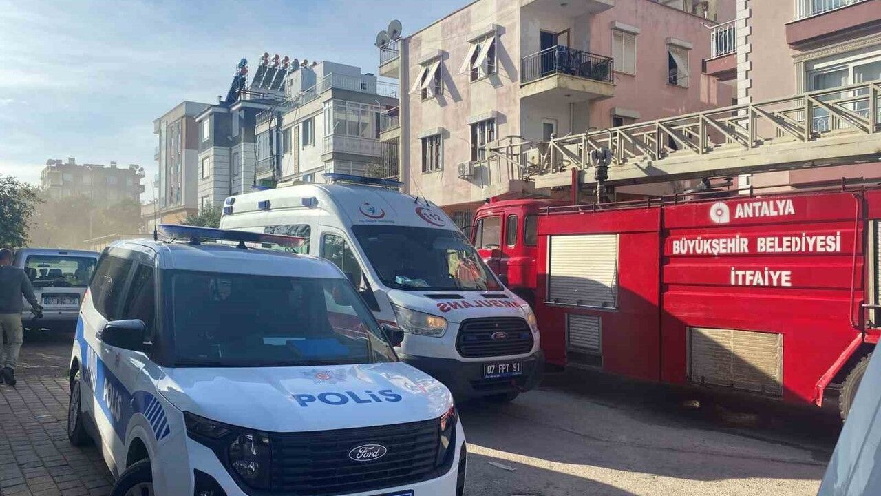 Kepez'de apartman dairesinde çıkan yangın söndürüldü