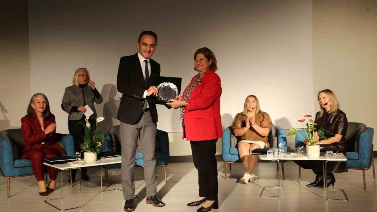 Kepez’de 'Güçlü Kadınlar, Güçlü Yarınlar' paneli düzenlendi