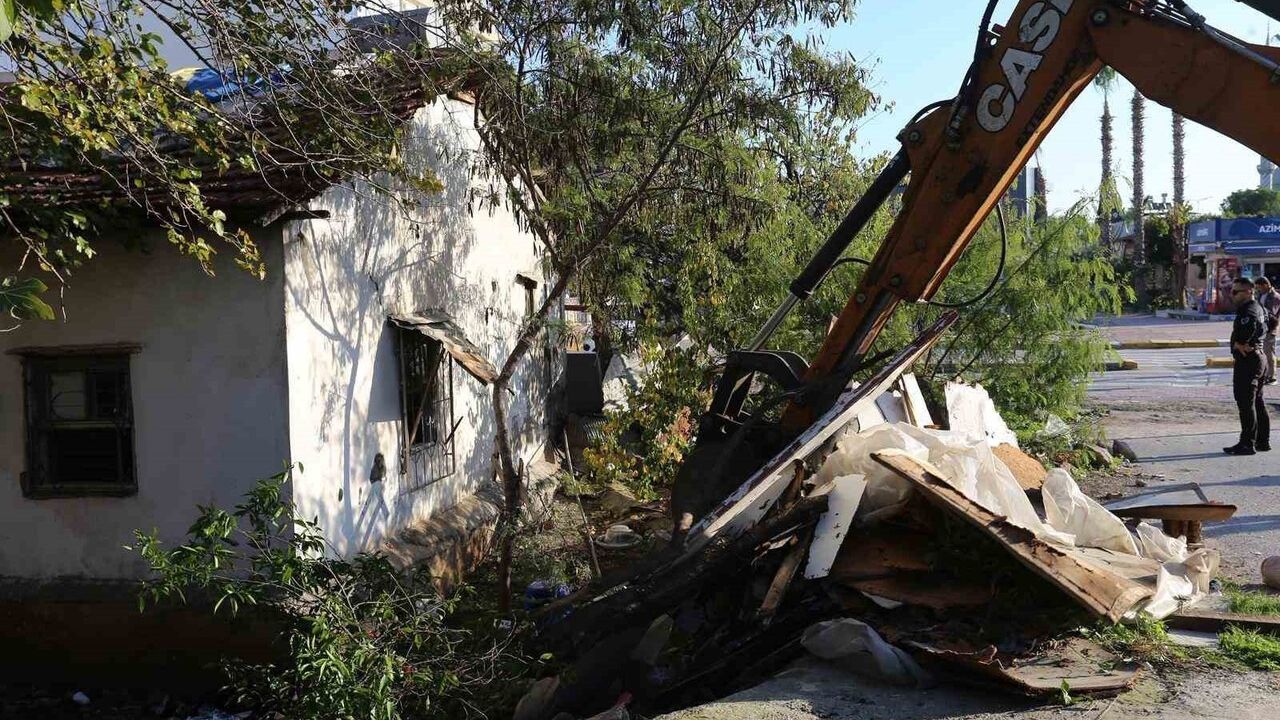 Kepez'de müstakil ev çevresi temizlendi: 2 kamyon atık toplandı