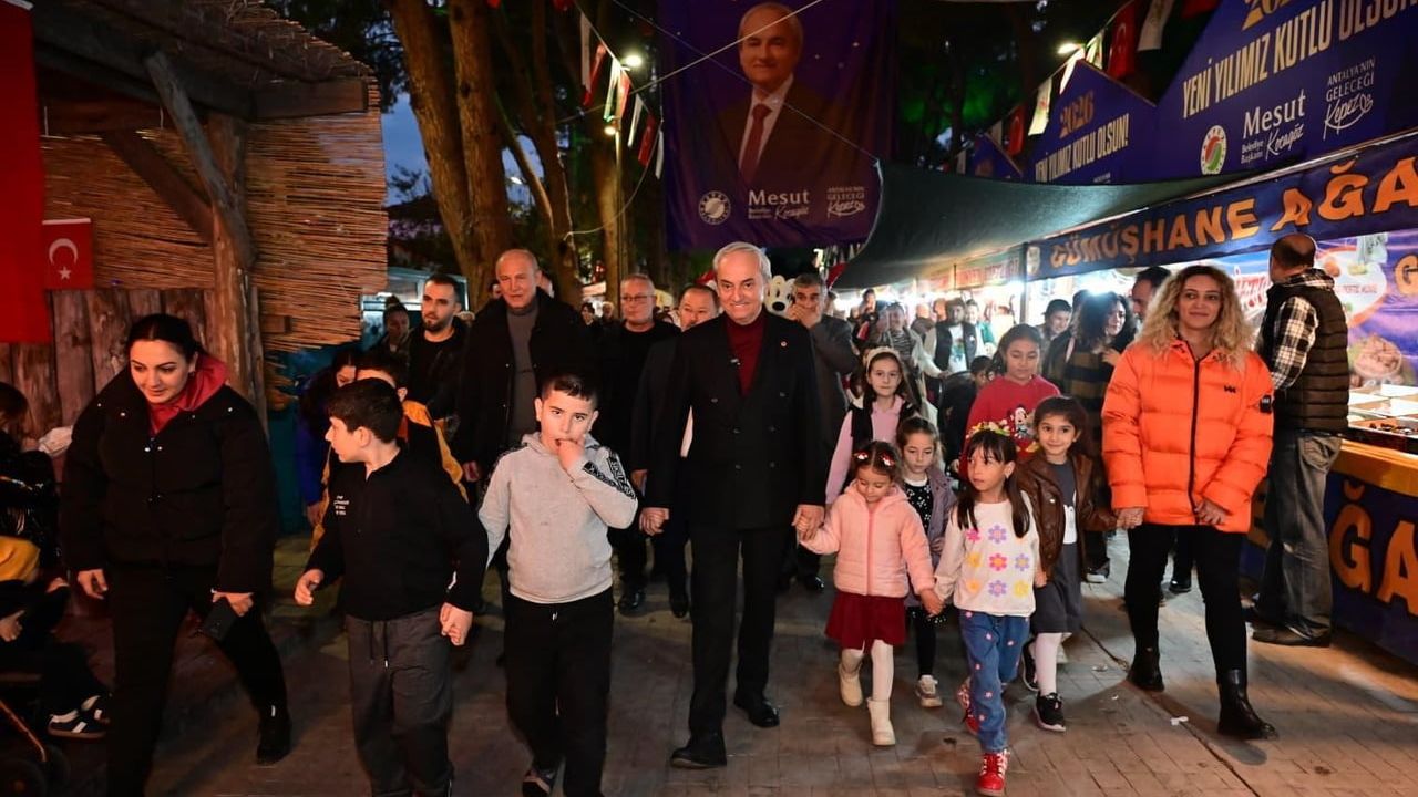 Kepez'de Yeni Yıl Coşkusu Dokumapark'ta Yapay Karla Başladı