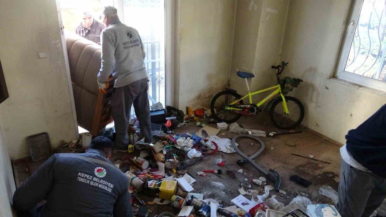 Kepez'te Bakımevine Yerleştirilen 75 Yaşındaki Adamın Evinden 2 Kamyon Çöp Çıkarıldı