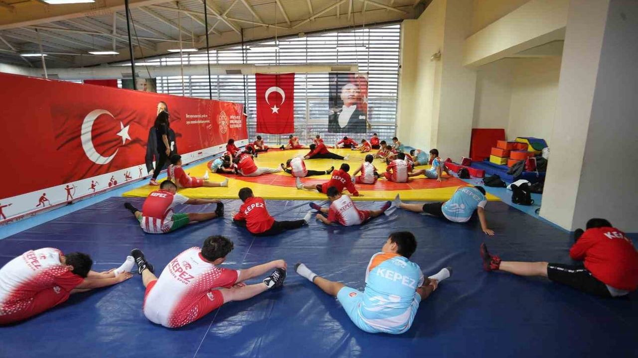 Kepez'te yetişen güreş şampiyonları