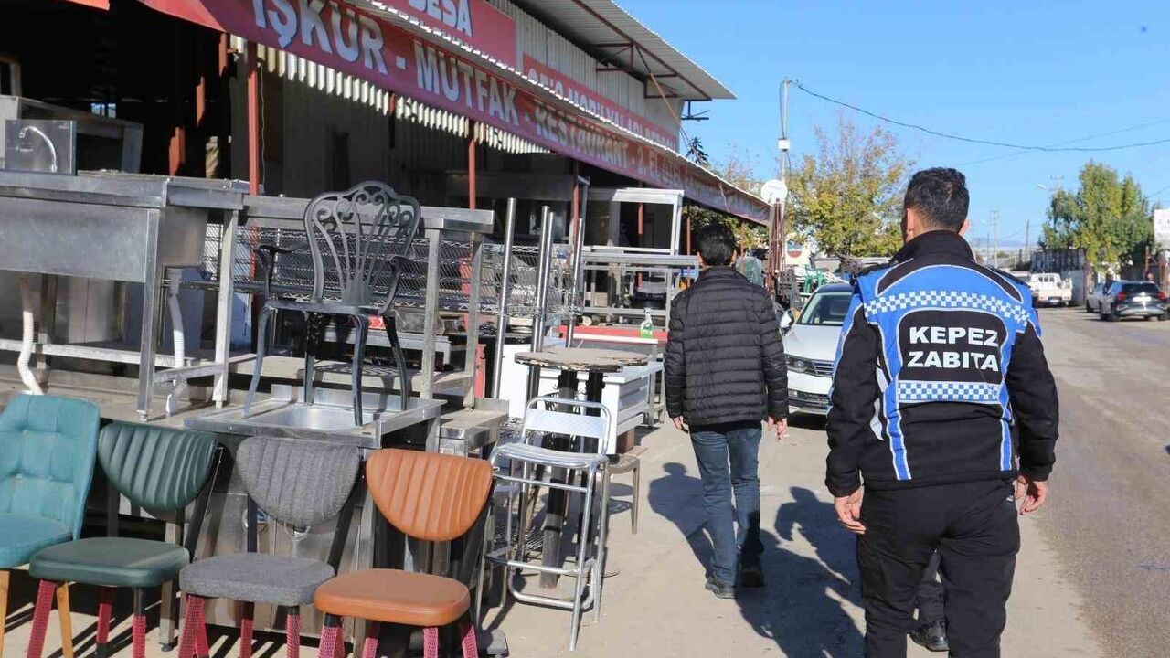 Kepez Zabıtası Hurdacılar Sitesi’nde yol ve yaya güvenliği denetimi