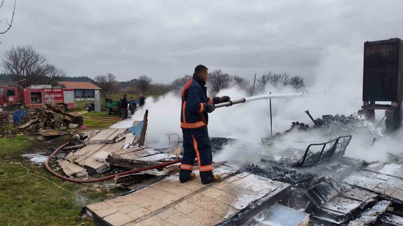 Keşan'da iki köyde çıkan yangınlarda iki ev kullanılamaz hale geldi
