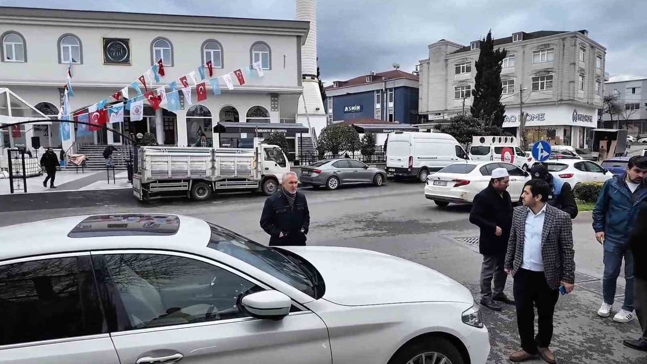 Keyap Camii çıkışını lüks araç kapattı, cuma sonrası tepki
