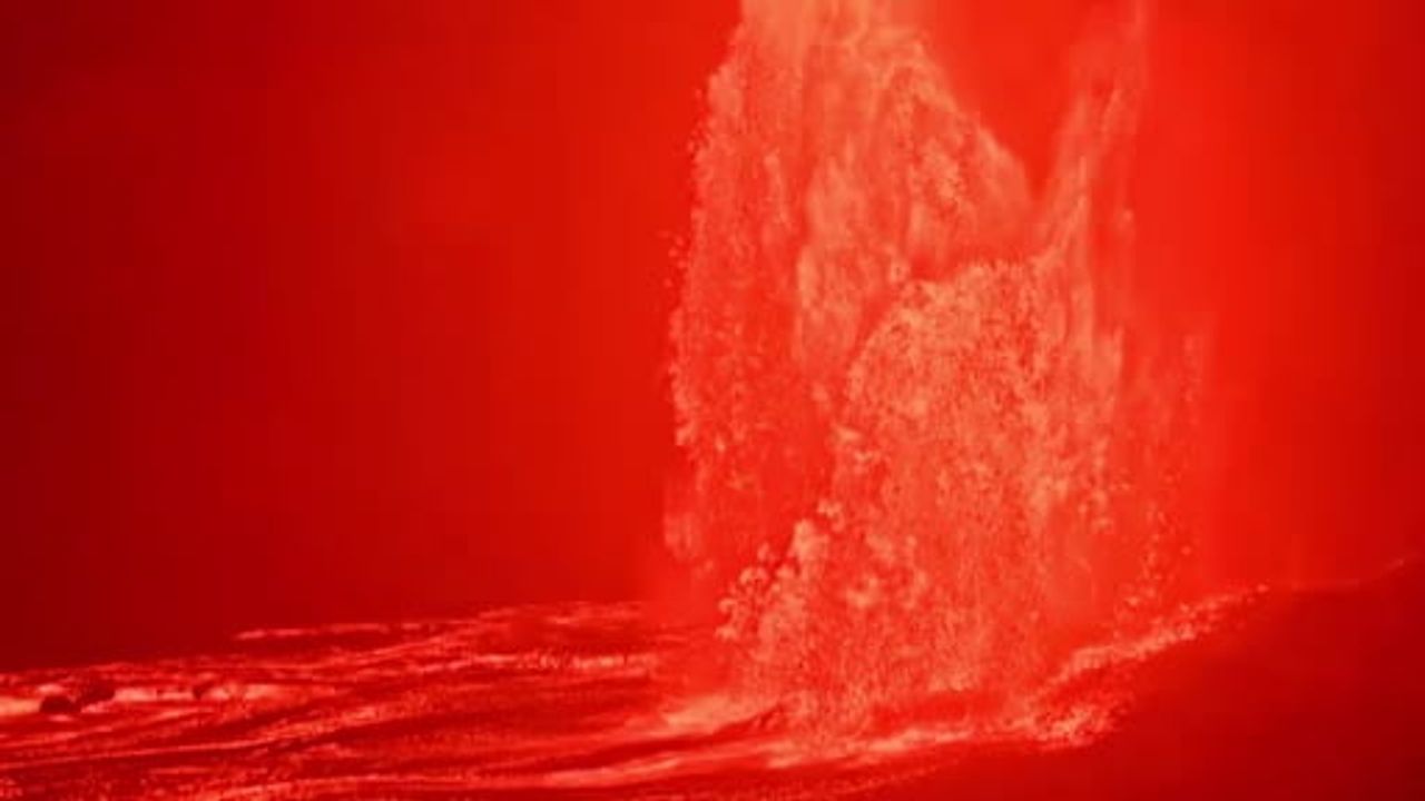 Kilauea Yanardağı’ndan 425 metreye ulaşan lav püskürmesi