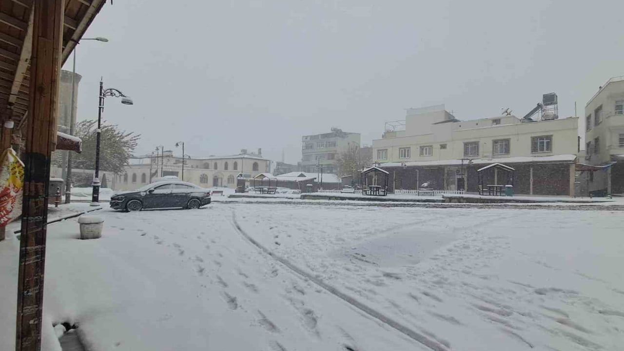 Kilis beyaza büründü: Geceden bu yana devam eden kar