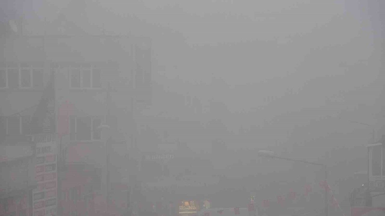 Kilis'te sabah sisleri kent merkezini örttü