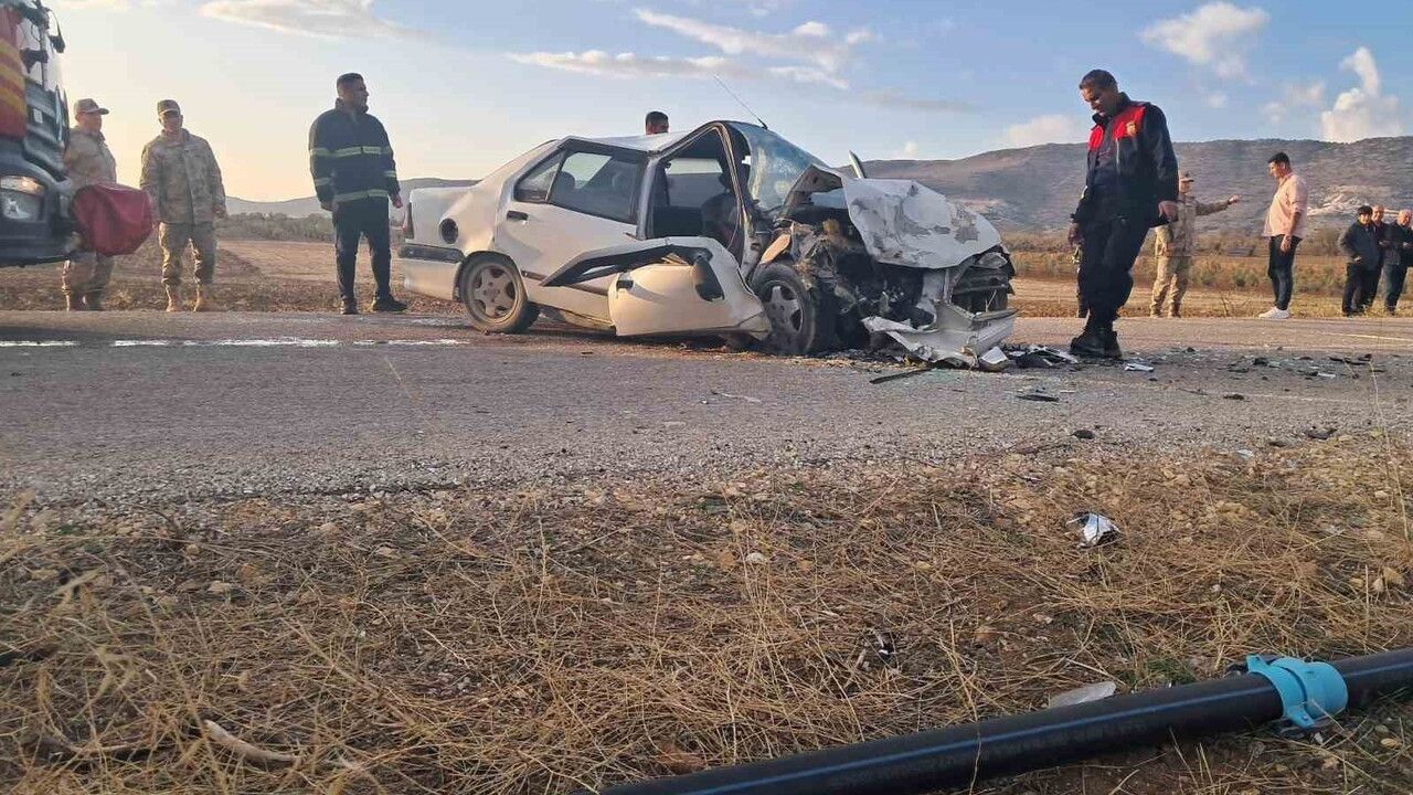 Kilis'te Ürünlü'de Kafa Kafaya Çarpışma: 3 Yaralı