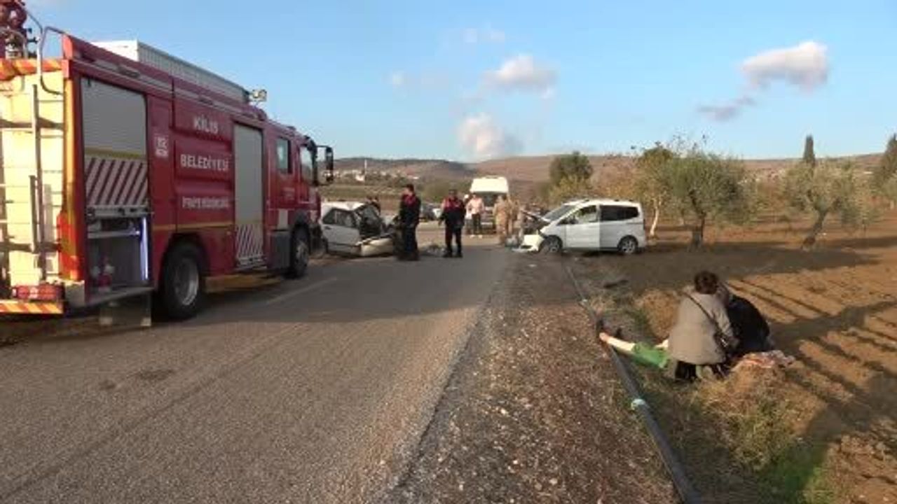 Kilis’te Ürünlü köyünde iki araç çarpıştı: 1’i ağır 3 yaralı