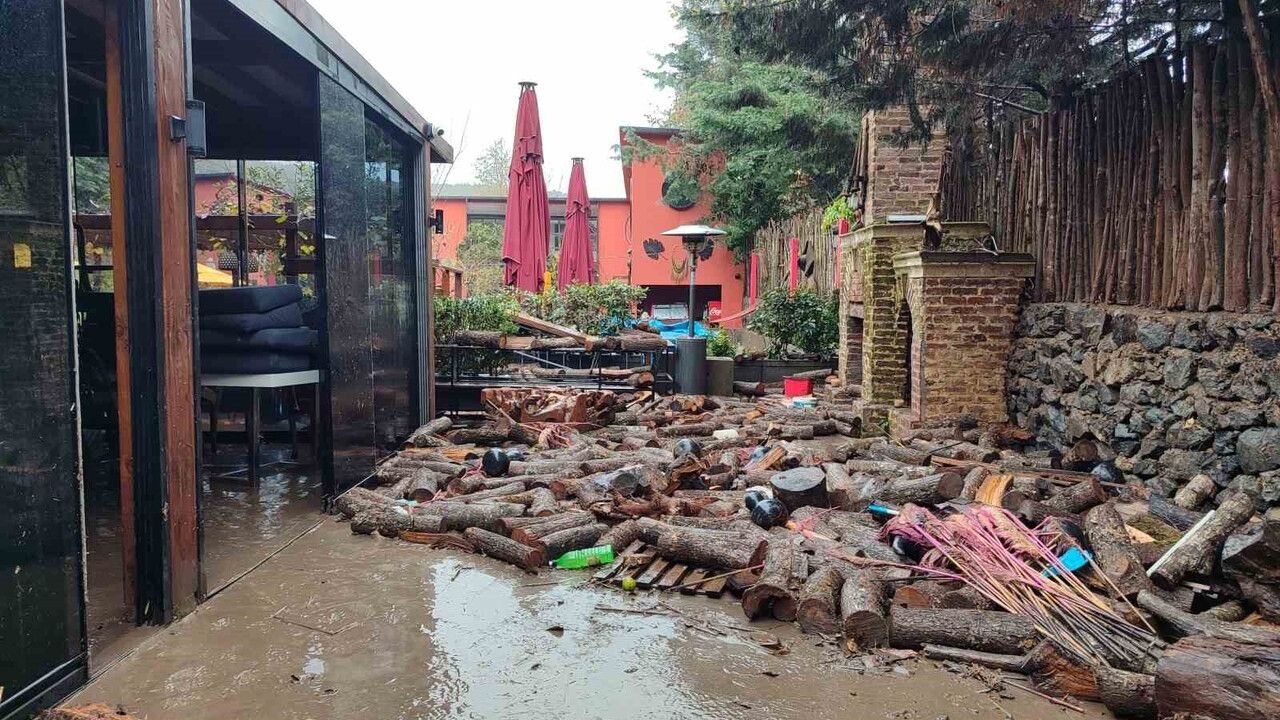 Kilyos tüneli şantiyesinde yağış sonrası yol çökmesi: Restoran bodrumu suyla doldu