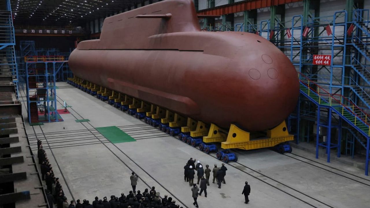 Kim Jong-Un, 8 bin 700 tonluk nükleer denizaltıyı denetledi