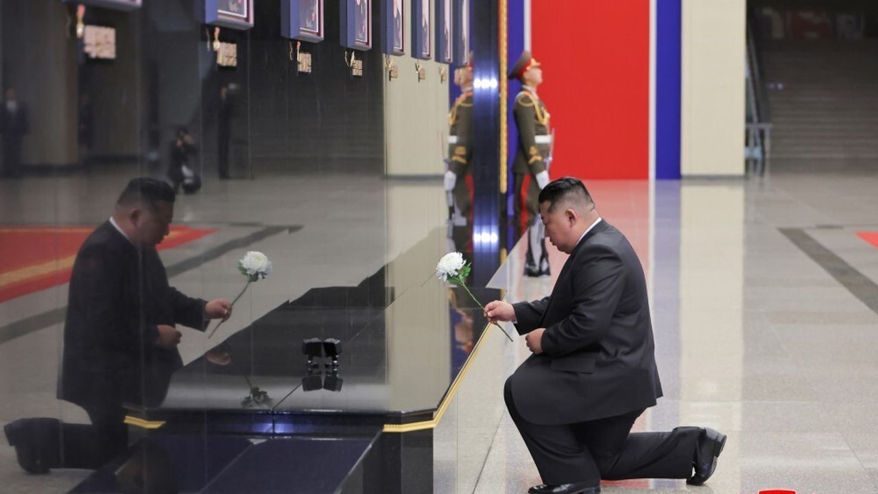 Kim Jong-un, Kursk’tan dönen 528. İstihkam Alayı’nı nişanlarla karşıladı