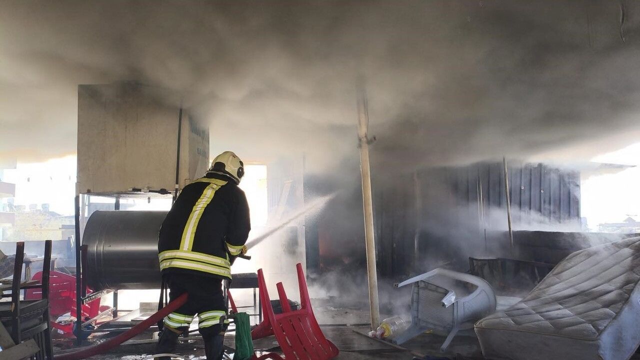 Kırıkhan'da çatı katı yangını: müstakil evde hasar oluştu