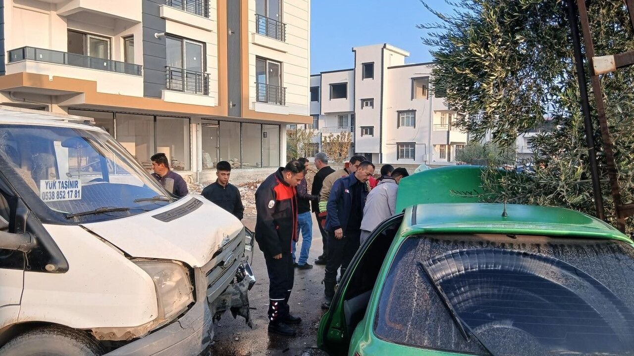 Kırıkhan'da kamyonet ile otomobil çarpıştı: 1 yaralı