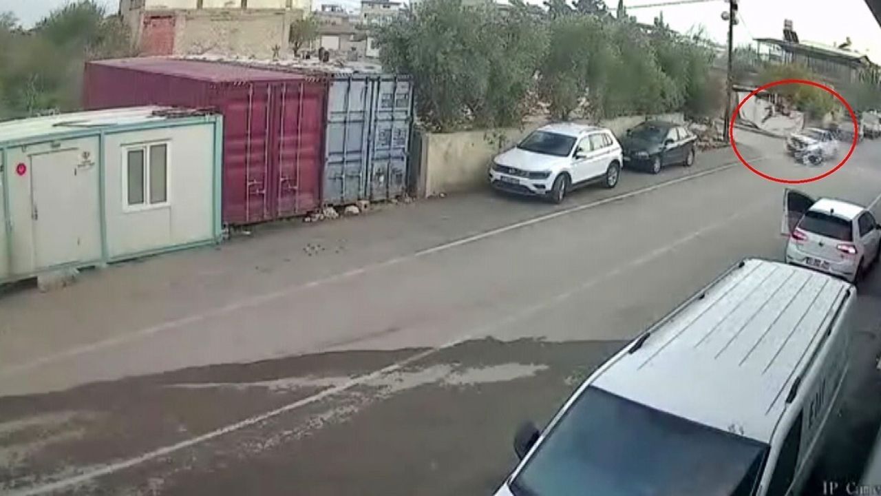 Kırıkhan'da motosiklet sürücüsünün otomobille çarpışıp havada taklalar attığı anlar kamerada