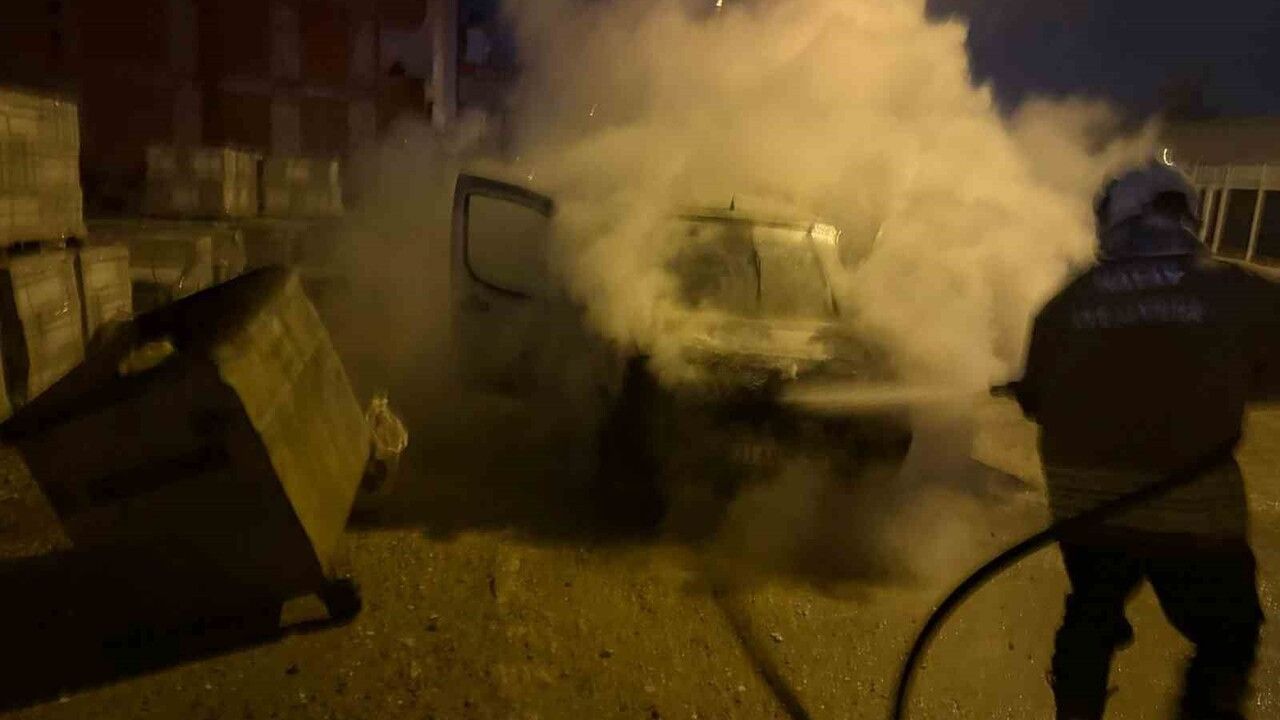 Kırıkhan'da park halindeki hafif ticari araç yandı