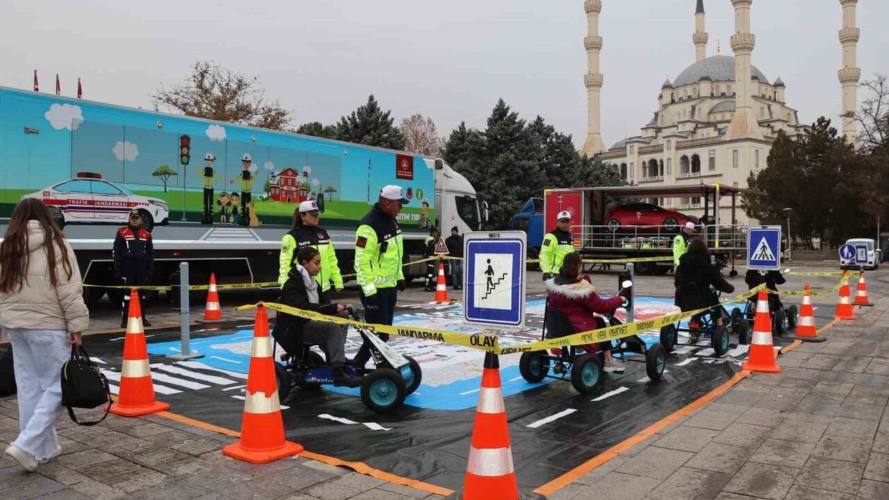 Kırıkkale'de Jandarma Mobil Trafik Eğitim Tırı ile uygulamalı trafik eğitimi