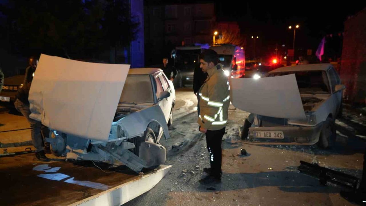 Kırıkkale’de kafa kafaya çarpışma: 3 yaralı, iki Tofaş hurdaya döndü