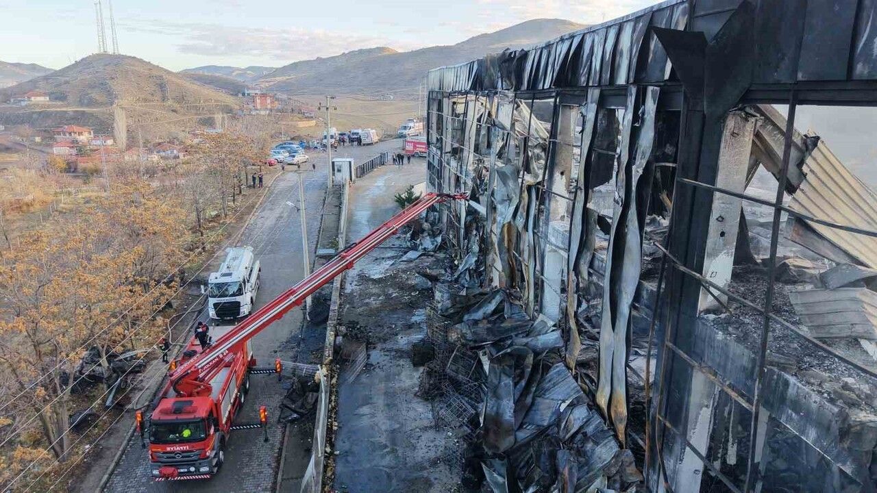 Kırıkkale'de madeni yağ fabrikasında çıkan yangının enkazı havadan görüntülendi