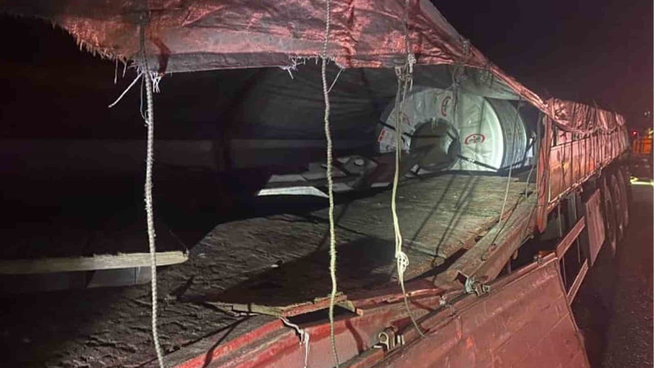 Kırıkkale’de yaban domuzu kaçışı: Devrilen tırın demir rulosu başka tıra çarptı