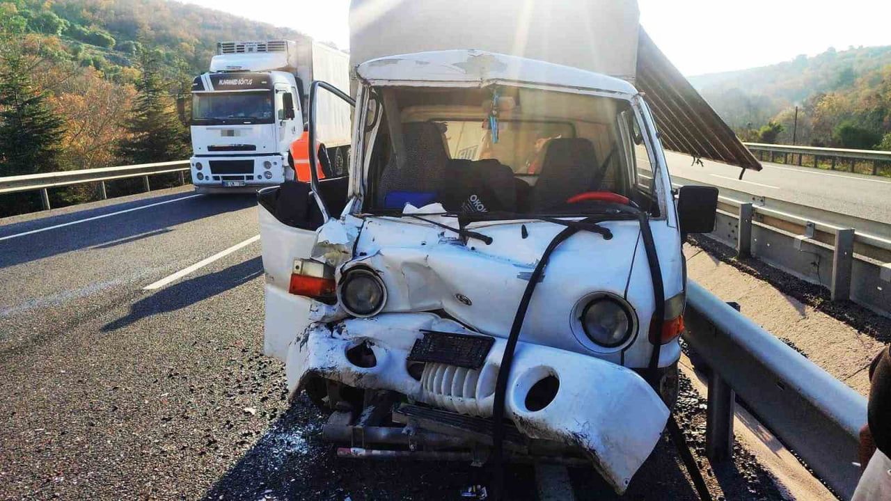 Kırkağaç’ta D-565’te kamyonet ile tır çarpıştı: 1 yaralı