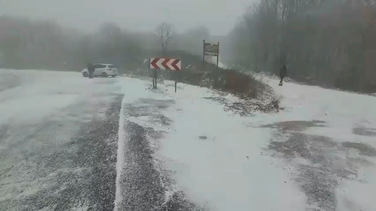 Kırklareli Mahyadağı’nda kar yağışı etkisini artırdı, ulaşım açık