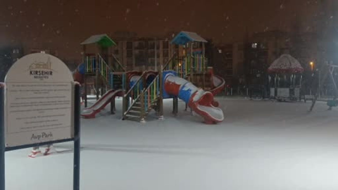 Kırşehir'de akşam kar yağışı sokakları beyaza bürüdü