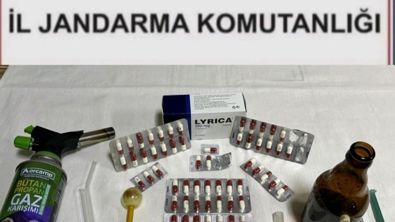 Kırşehir'de jandarma yol kontrolünde 78 sentetik ecza hap ele geçirildi