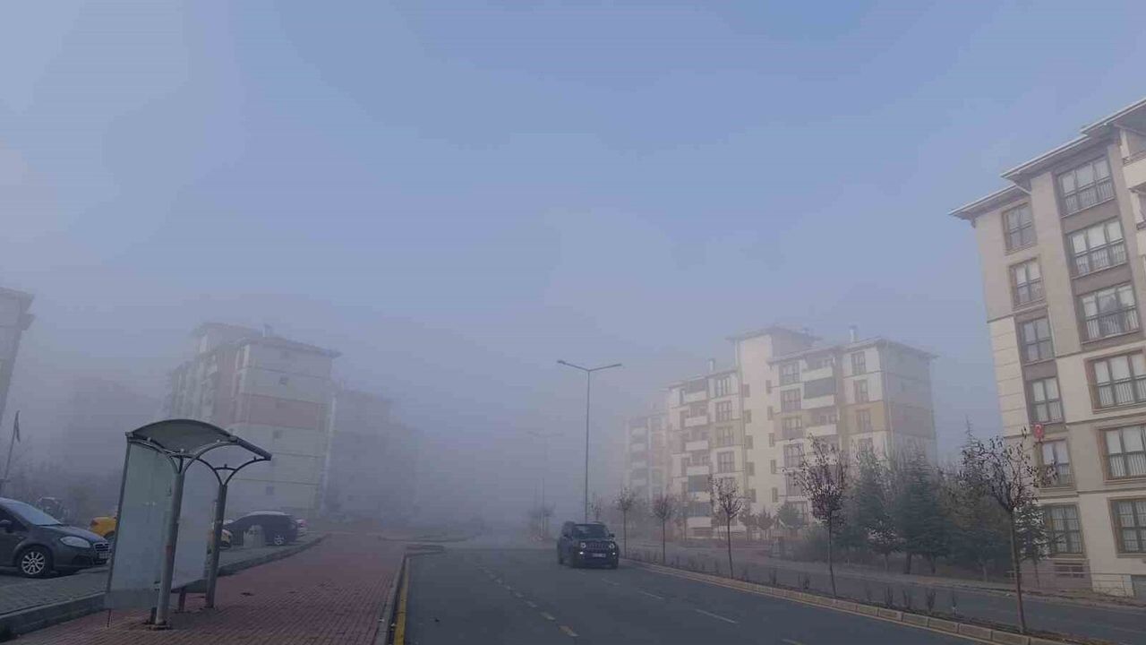 Kırşehir'de sabah saatlerinde etkili olan yoğun sis hayatı olumsuz etkiledi