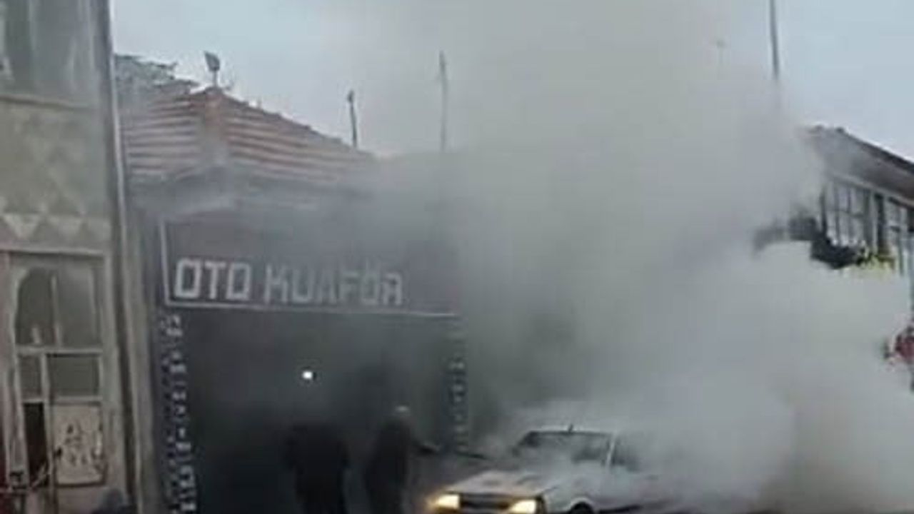 Kırşehir'de seyir halindeki otomobil yandı, esnaf müdahale etti