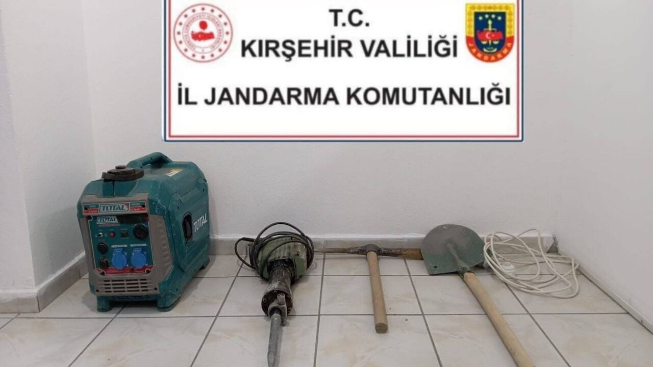 Kırşehir Özbağ'da izinsiz kazı yapan şüpheli suçüstü yakalandı
