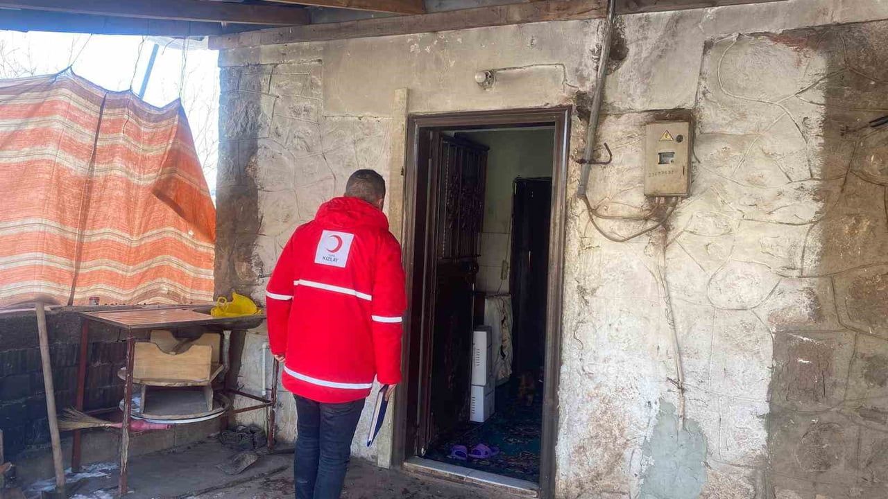 Kızılay, AFAD ve gönüllüler Pülümür’de ağır kış şartlarında gıda yardımı gerçekleştirdi