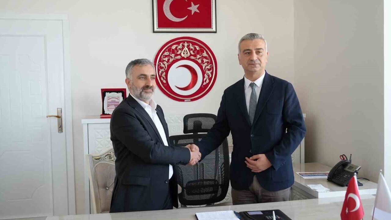 Kızılay Muş İl Başkanlığı'nda görev devir teslimi: Gülbey Gümüştekin atandı