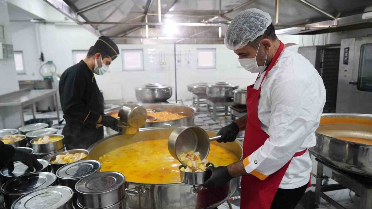 Kızılay Muş Şubesi her gün bin kişiye üç çeşit sıcak yemek veriyor