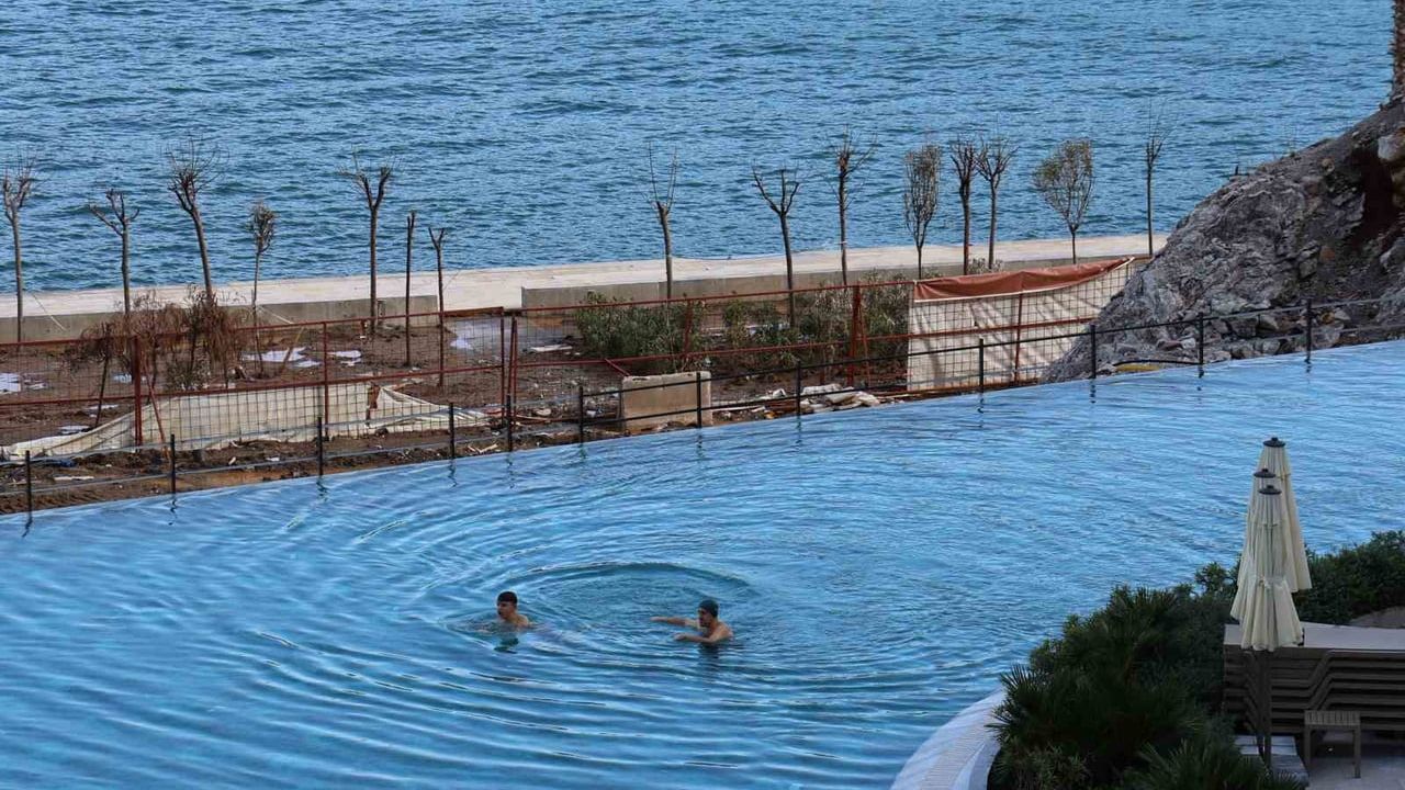 Kızılbük'te Kışın Havuz ve Deniz Keyfi