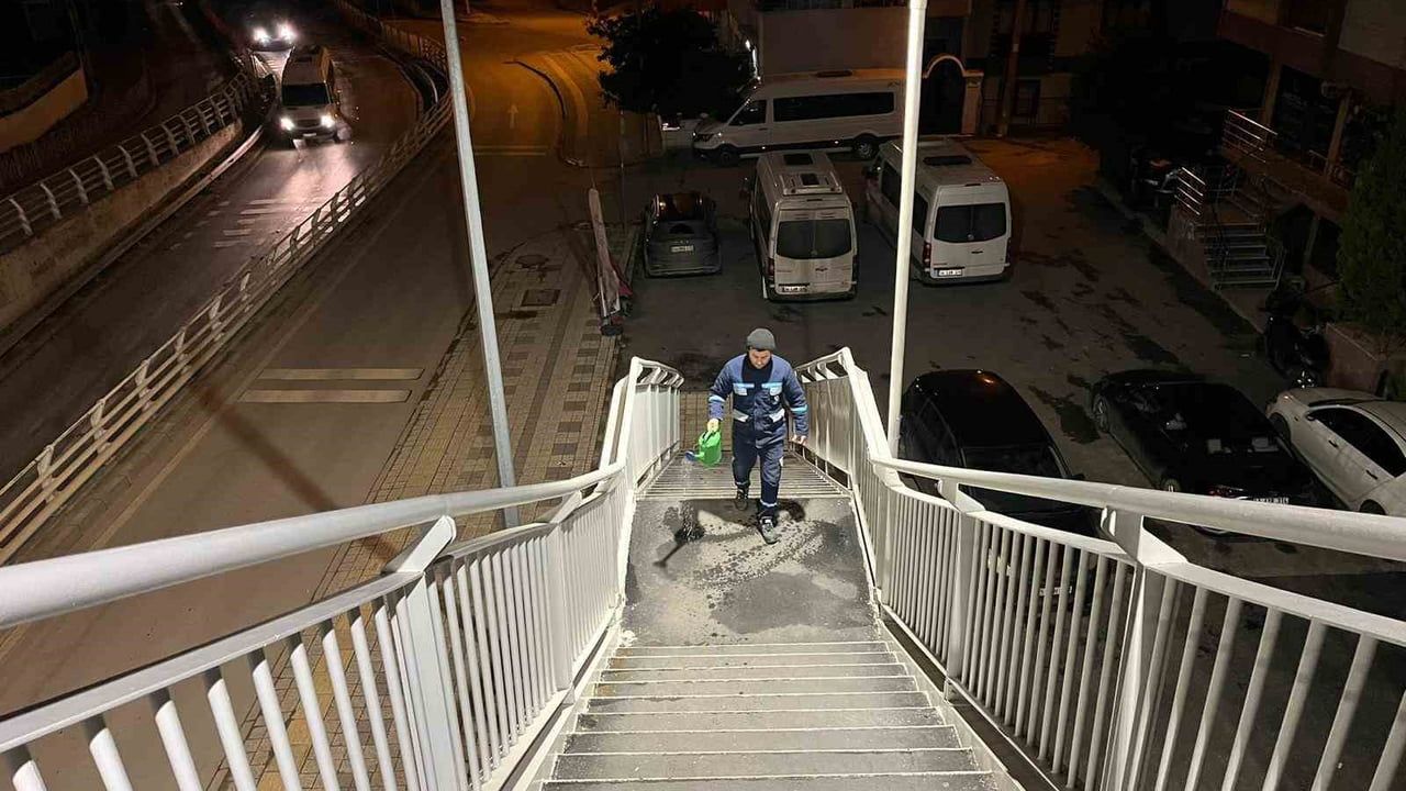 Kocaeli Büyükşehir Belediyesi'nden buzlanmaya karşı yoğun mesai