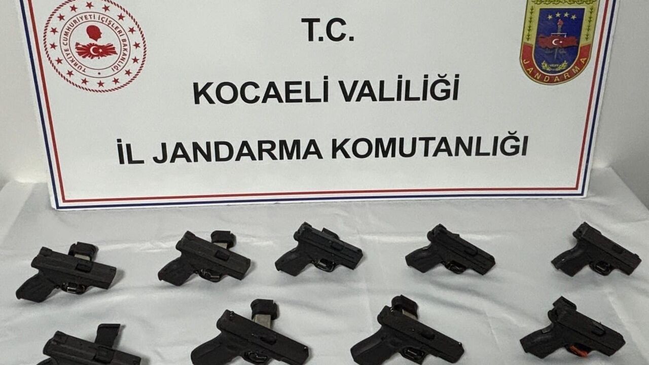 Kocaeli'de 9 ruhsatsız tabanca, 100 termos ve 2.080 paket tütün ele geçirildi