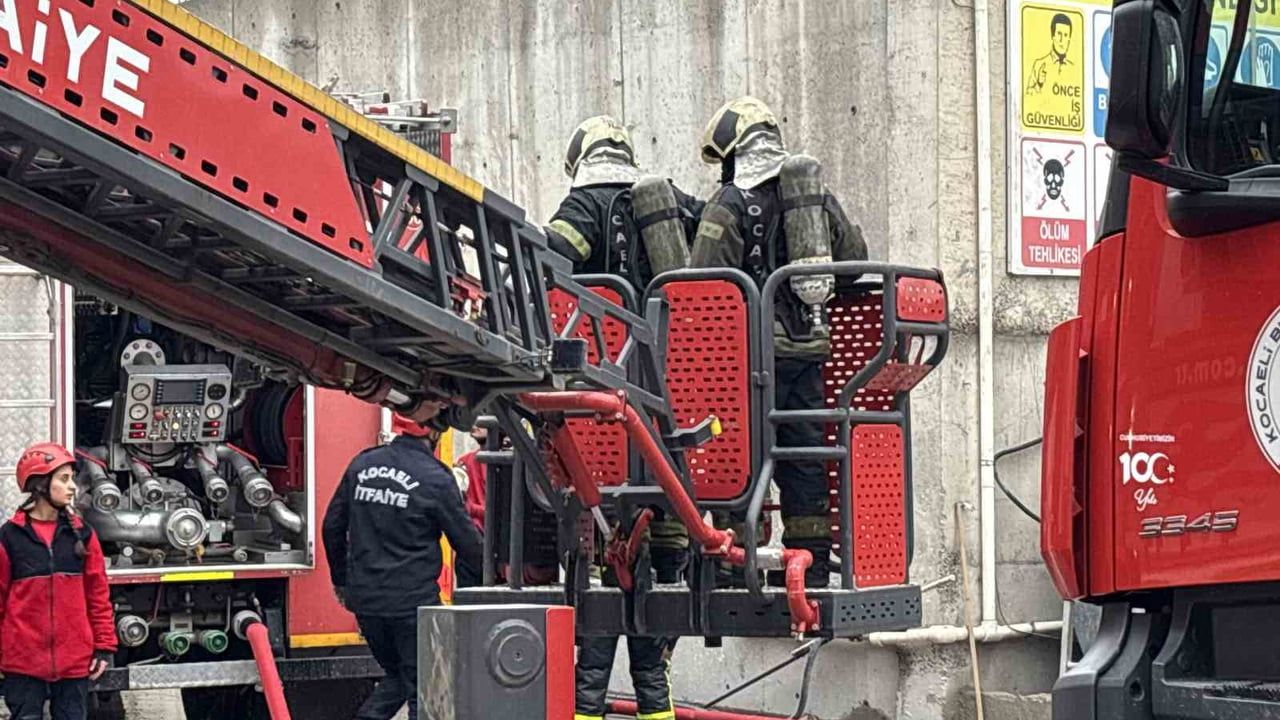 Kocaeli'de beton fabrikasının çatısında yangın: 2 işçi dumandan etkilendi