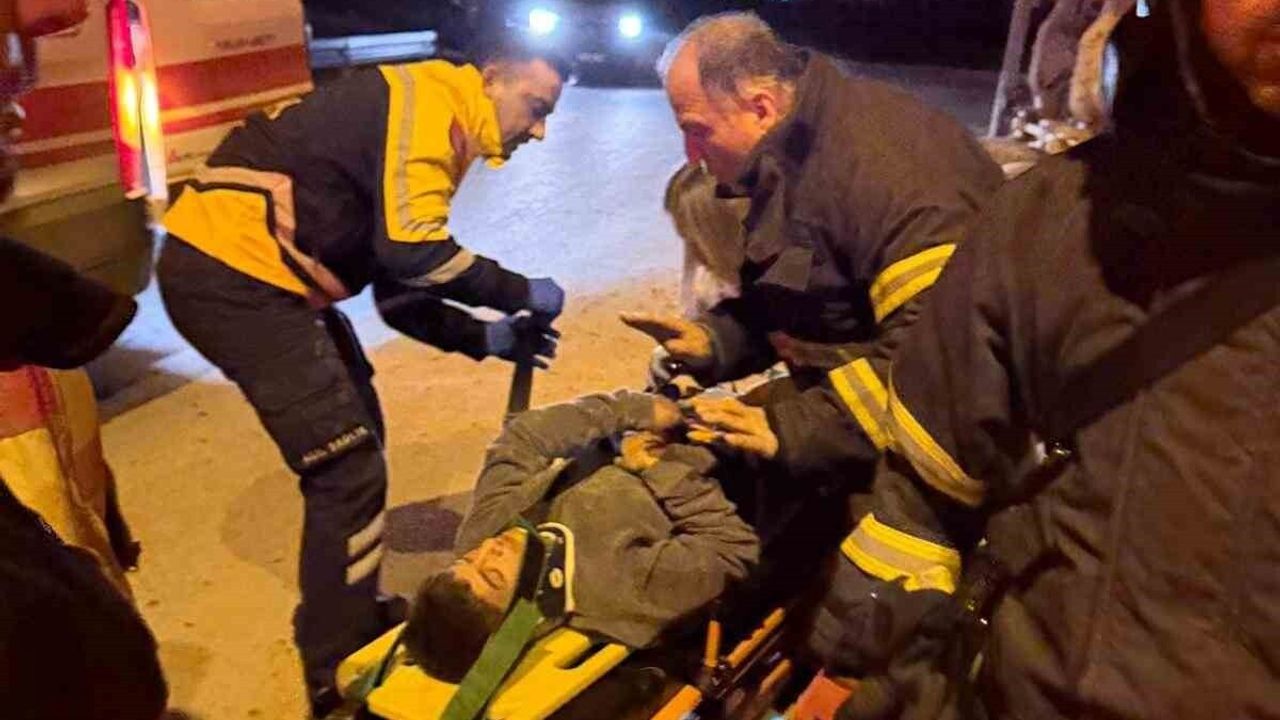 Kocaeli'de beton mikseri devrildi: 2 yaralı