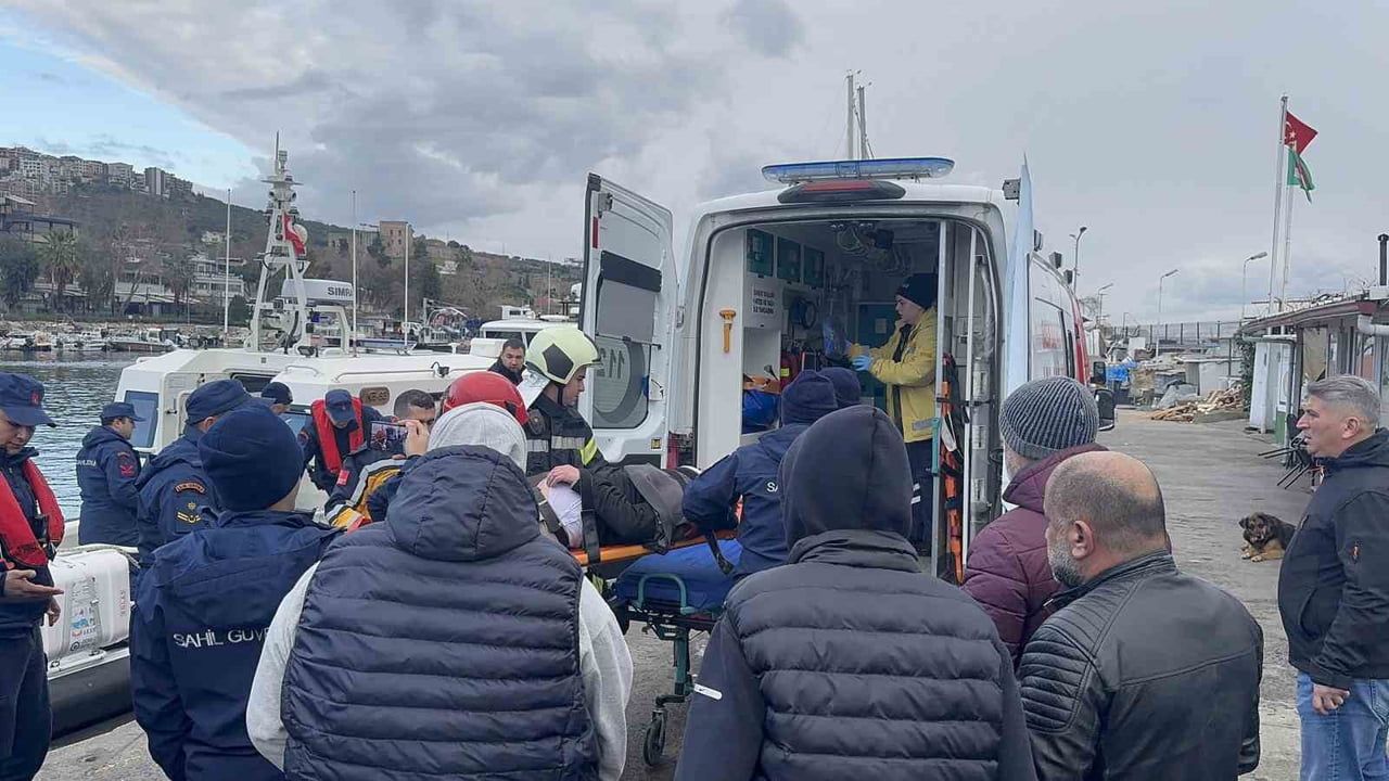 Kocaeli'de denizde çırpınan kişi sahil güvenlik tarafından kurtarıldı