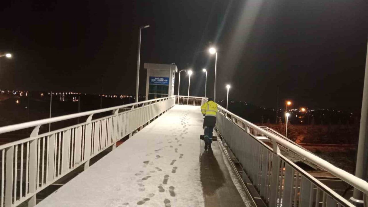 Kocaeli’de Karla Mücadele Aralıksız Sürüyor