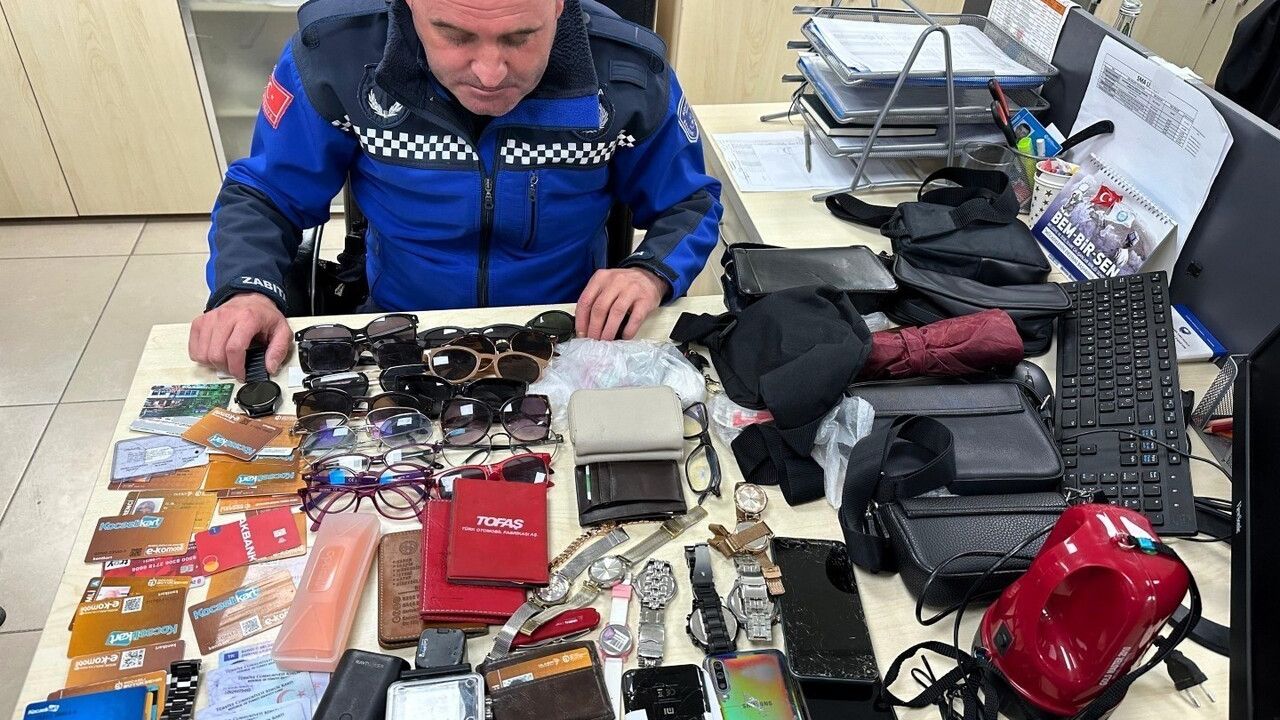 Kocaeli'de kayıp eşyalar 'Alo 153' üzerinden sahiplerini bekliyor