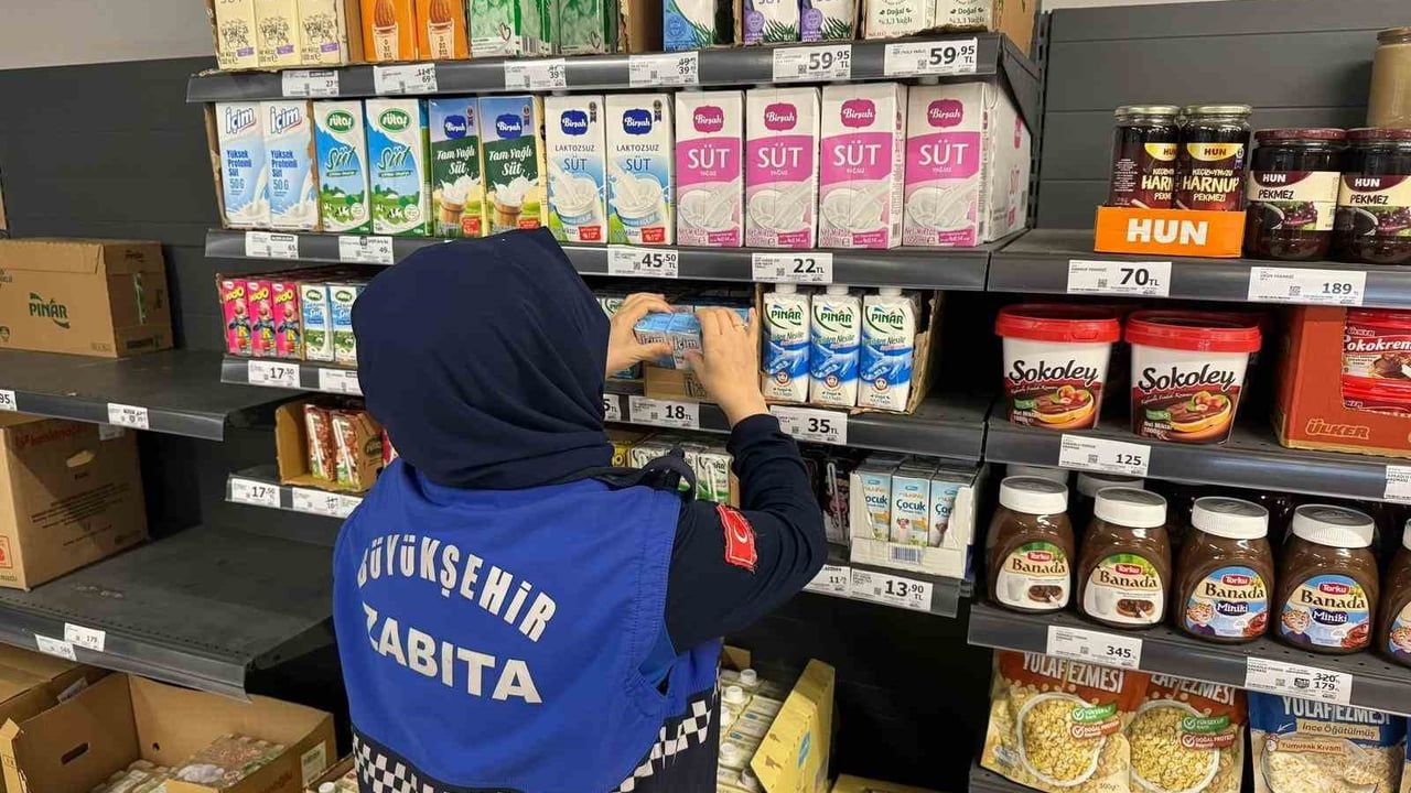 Kocaeli'de raflardaki son kullanma tarihi geçmiş ürünler imha edildi