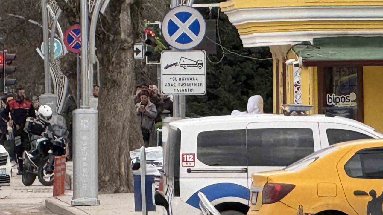 Kocaeli'de taksi durağında silahlı kişi — polis ikna çalışmalarını sürdürüyor