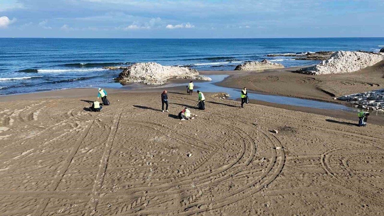 Kocaeli'de Uzunkum Lahana Koyu'nda 2025 üçüncü dönem deniz çöpü izleme çalışması