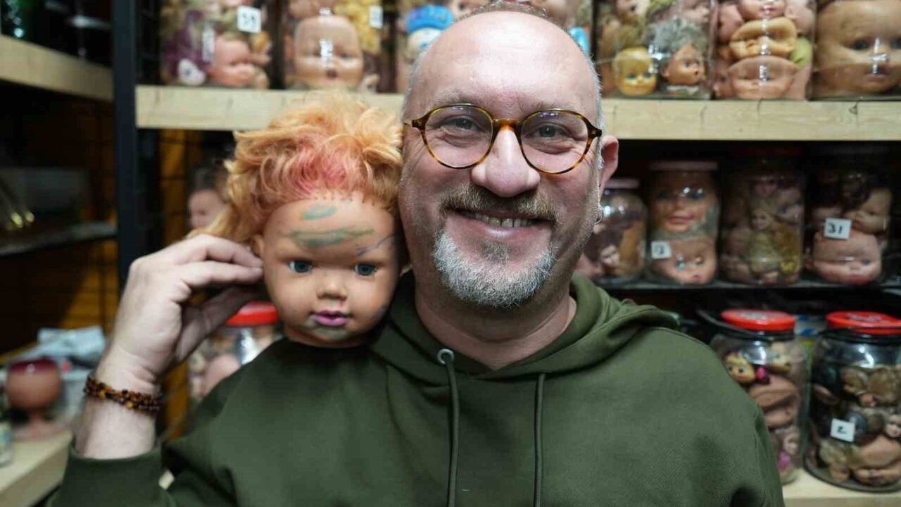 Kocaeli’nde 5 bin parçalık oyuncak bebek kafası koleksiyonu antikacıda sergileniyor