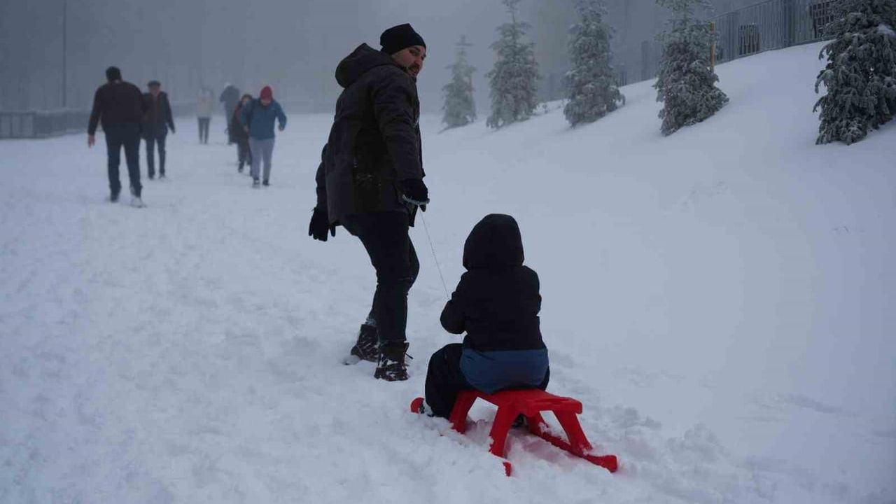 Kocaeli'ye lapa lapa kar: Kartepe beyaza büründü