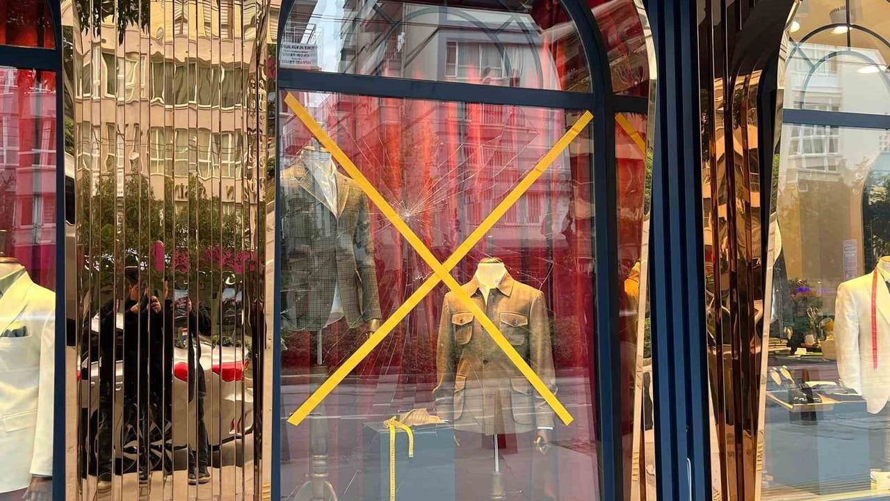 Konak'ta alkollü travestinin vitrin camını kafasıyla kırma anı