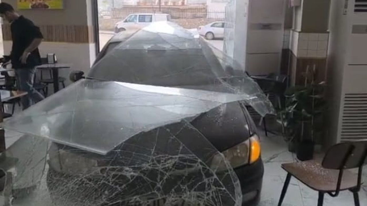 Kontrolden çıkan araç dönerci dükkanına girdi